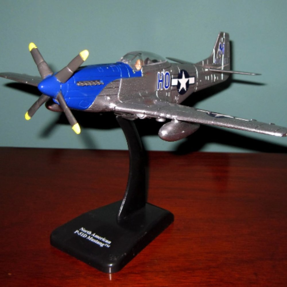 P-51D Mustang WW2 Fighter Airplane - Can be displayed 3 Ways. Assembled